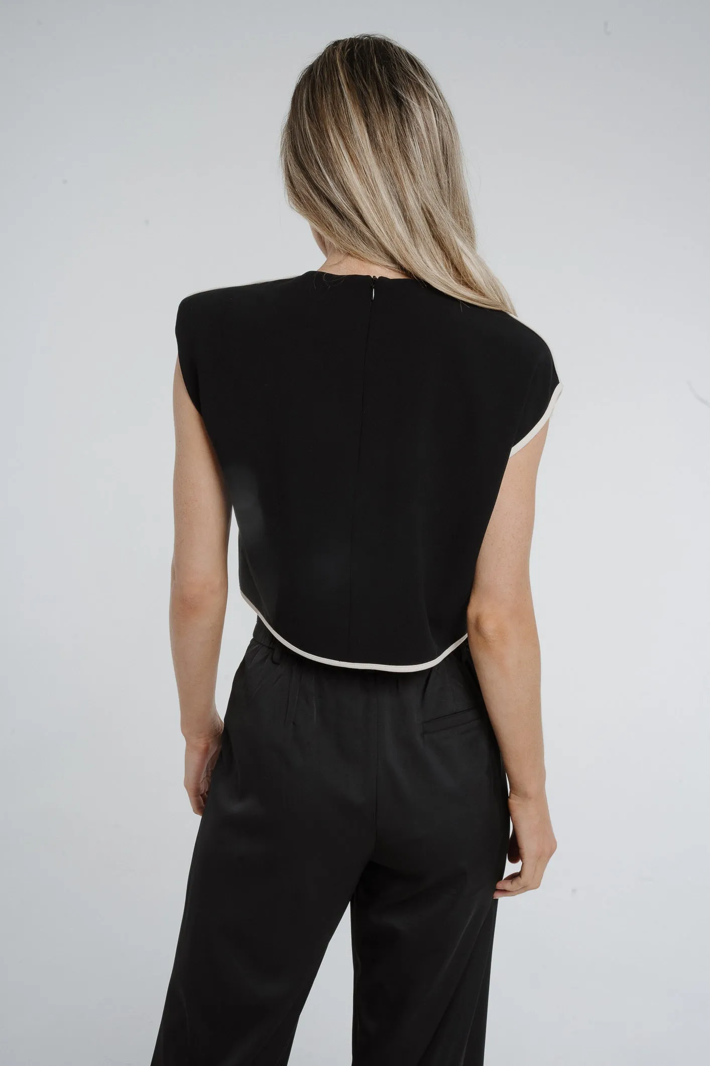 Alana Piped Sleeveless Top In Black