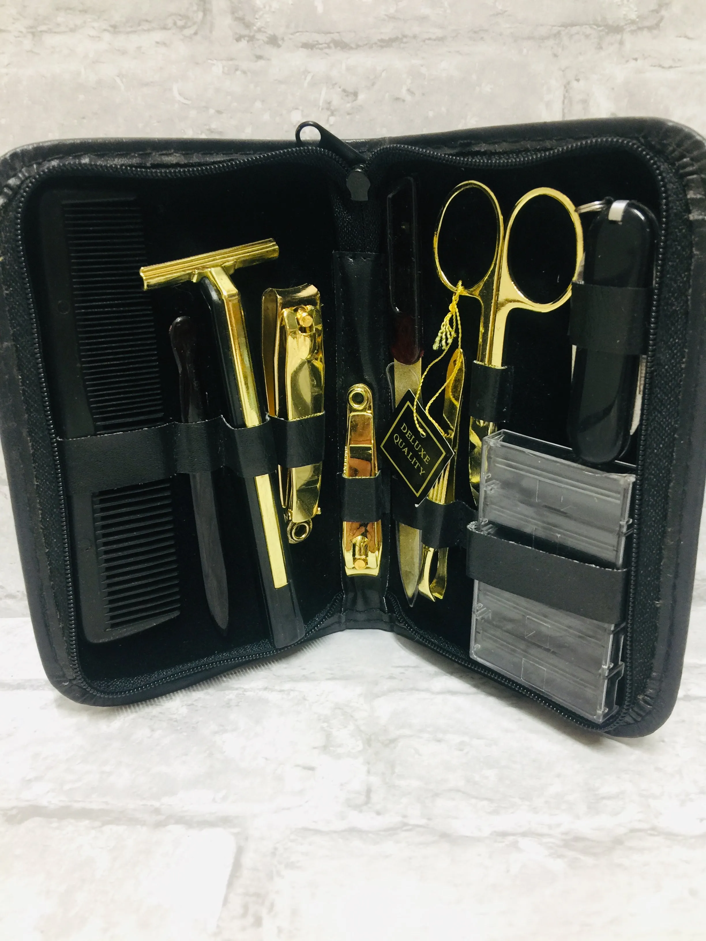 Brand new Gold Plated 10 Piece Travel Mens Personal Grooming Kit!