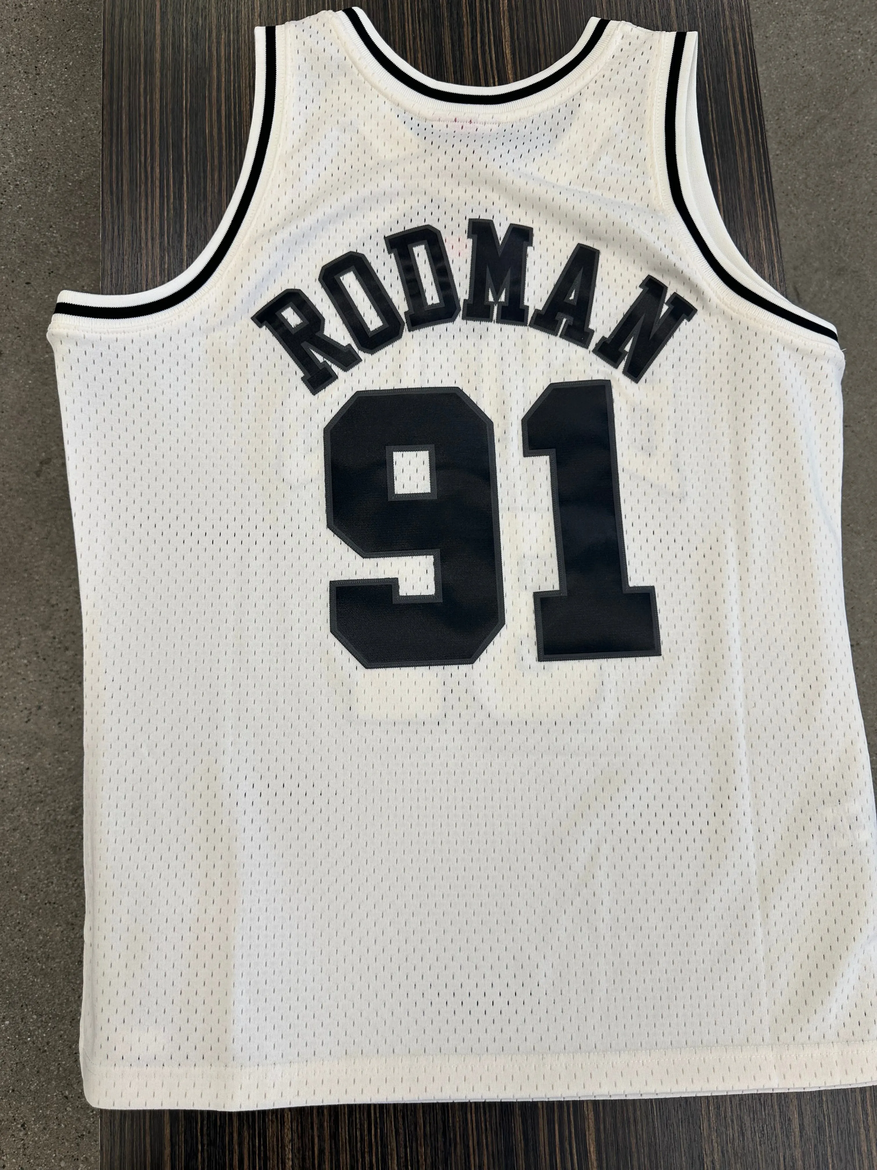 MITCHELL & NESS NBA OFF COURT BULLS 1997 DENNIS RODMAN JERSEY CREAM